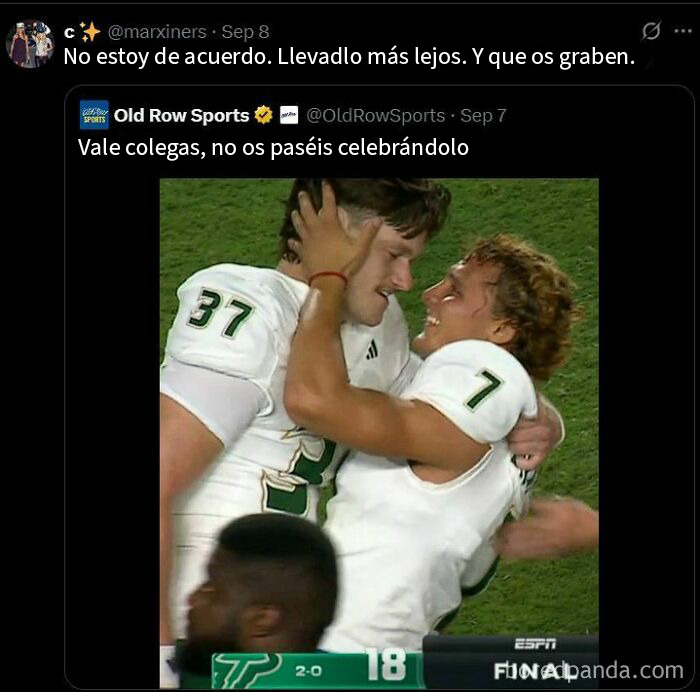 Dos jugadores de fútbol americano celebran con un abrazo divertido, ejemplificando memes entretenidos y aleatorios.