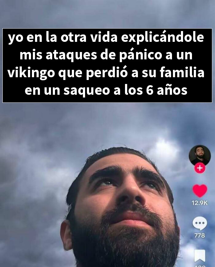 Hombre con barba mirando al cielo con meme divertido y aleatorio sobre ataques de pánico explicado a un vikingo en la otra vida