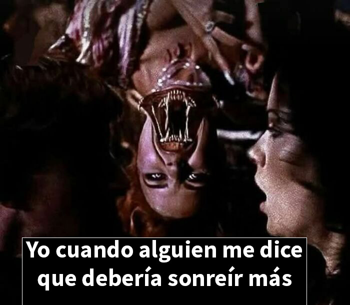 Meme divertido con imagen aterradora y texto sobre sonreír más, ejemplo de memes graciosos y aleatorios para entretenimiento.