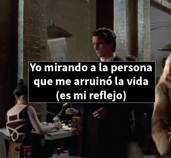 Comparación divertida entre fotos de novias y novios usando memes graciosos para entretenimiento y situaciones aleatorias.