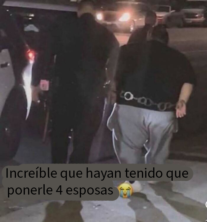 Mujer sonriente en video viral mostrando memes divertidos que son entretenidos y aleatorios en fondo de habitación.