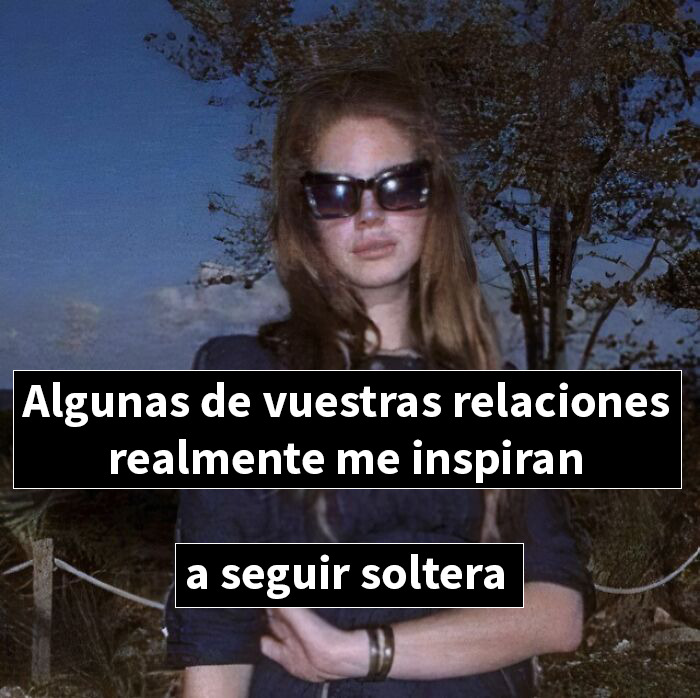 Mujer con gafas oscuras y pelo largo posando al aire libre con meme divertido sobre relaciones para memes graciosos.
