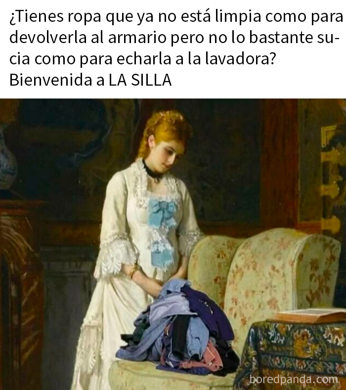 Mujer con vestido antiguo mirando ropa acumulada en silla, meme sobre ropa sucia y limpieza para risa rápida con memes.