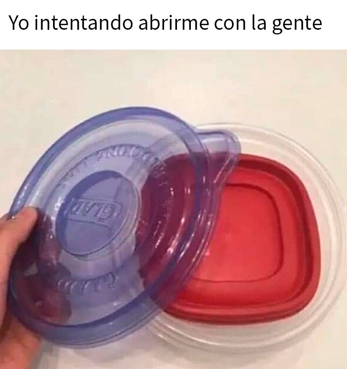 Mujer confundida con fórmulas matemáticas representando memes divertidos para distraerse de los problemas reales.