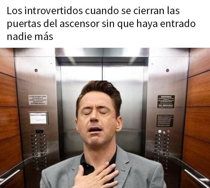 Hombre aliviado en ascensor cerrado, meme divertido para reír y distraerse con memes graciosos en lugar de problemas reales.