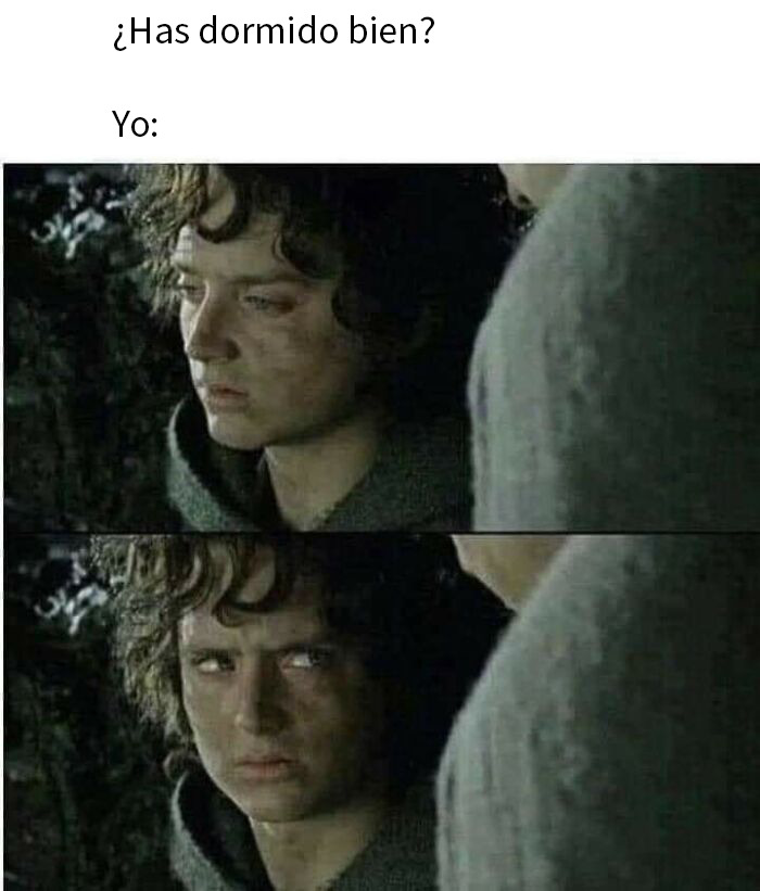 Escalera de madera con un caballo tallado vs. caballo de juguete colgado, memes divertidos para no enfrentar problemas reales.