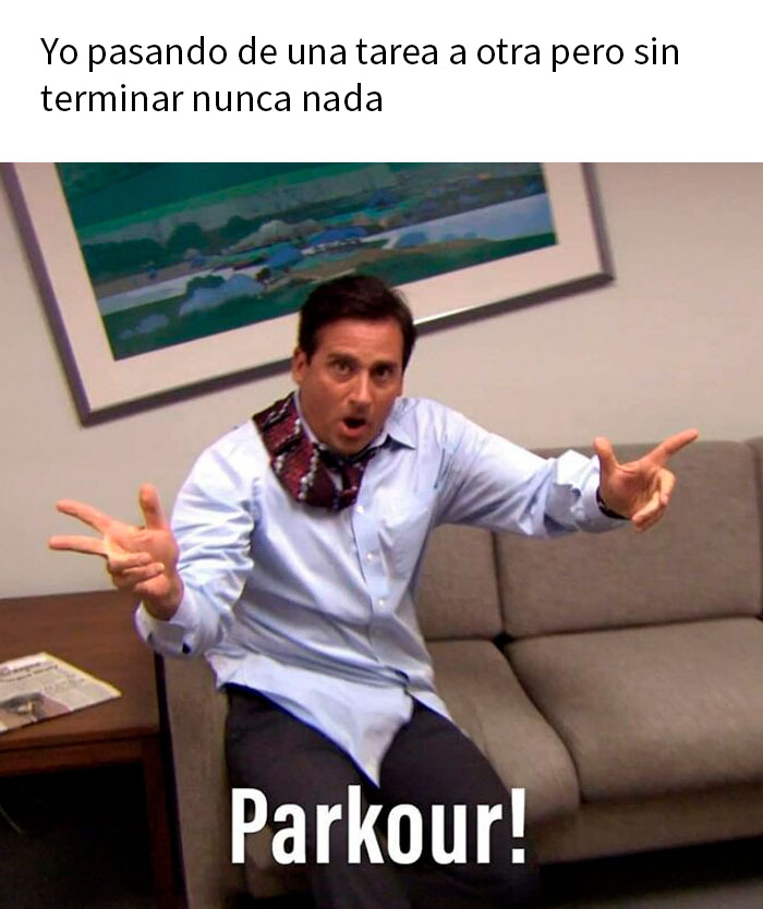 Hombre en traje espacial leyendo nota con meme divertido sobre persistir en horrores, humor para memes divertidos.