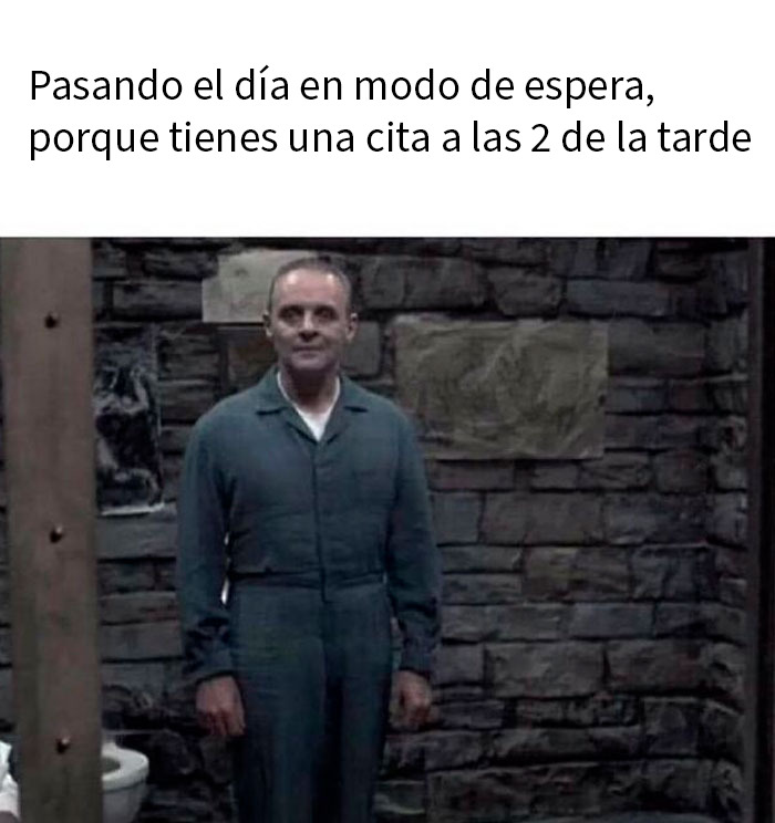 Hombre vestido de mono gris esperando en una celda, humor de memes divertidos para evitar problemas.
