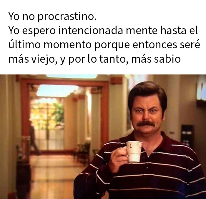 Hombre con taza en mano y expresión seria en meme divertido sobre procrastinación y sabiduría al esperar al último minuto.