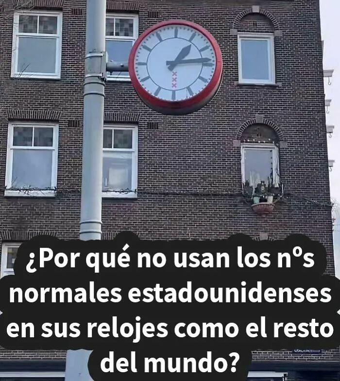 Reloj con números inusuales frente a edificio de ladrillo, ejemplo de estadounidenses avergonzándose en línea.