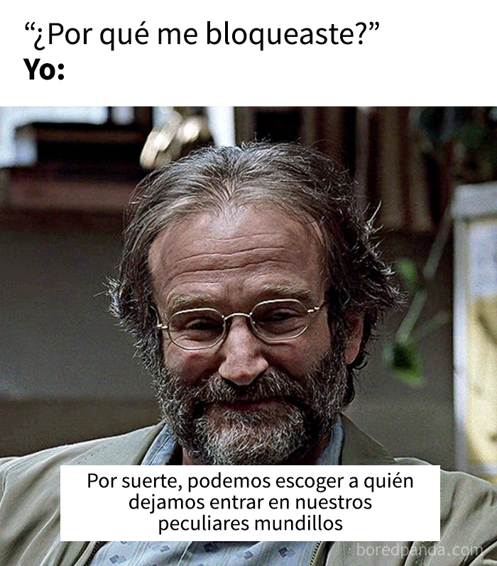 Hombre con gafas y barba sonriente mostrando humor que refleja la idea de la humanidad compartiendo una célula cerebral colectiva.