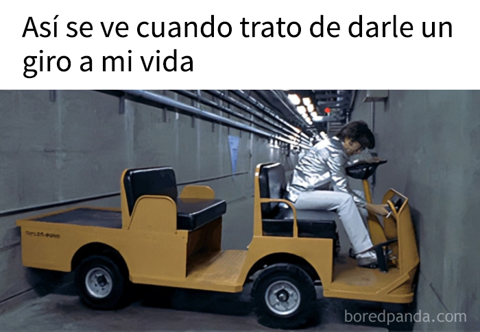 Hombre intentando cambiar su vida chochando con pared en vehículo amarillo ilustrando posts divertidos sobre la humanidad.