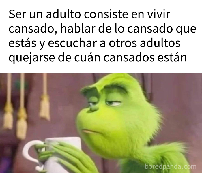 El Grinch cansado sosteniendo una taza, ilustrando humor sobre humanidad y su única célula cerebral compartida.