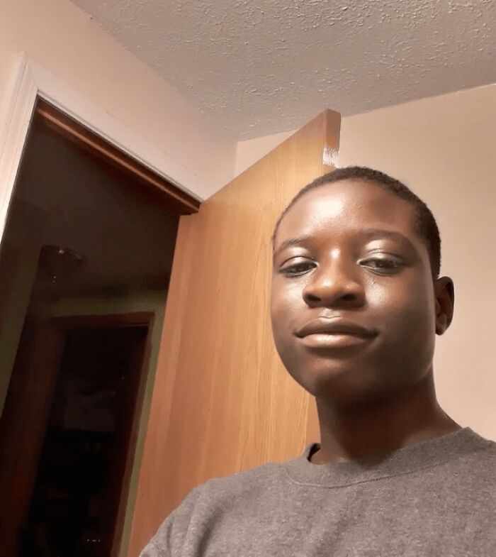 Hoja de ejercicio con palabras desordenadas alfabéticamente, ejemplo divertido de personas que siguen instrucciones al pie de la letra.