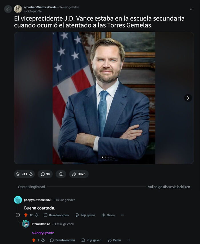 Hombre con traje azul y corbata frente a bandera estadounidense en una publicación que merece un angry upvote gracioso.