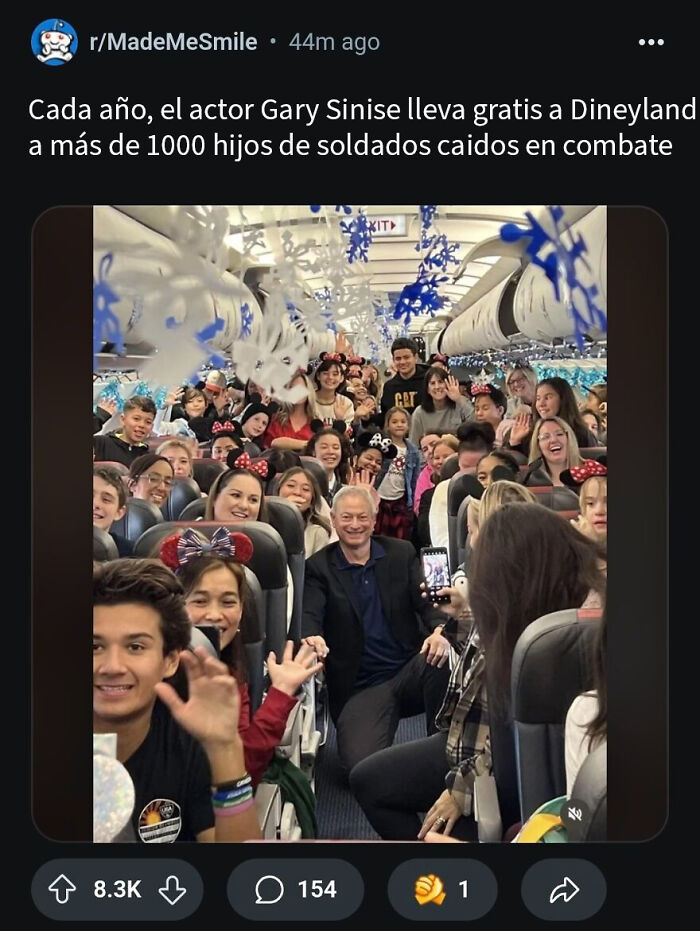 Niños con orejas de Minnie en un avión decorado, rodeados de adultos, imagen que parece wholesome hasta descubrir su realidad.
