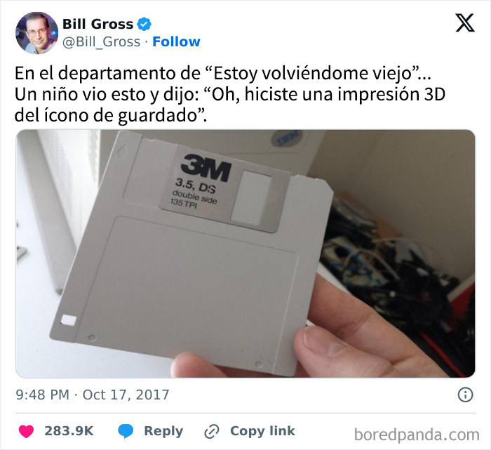 Disquete 3.5 vintage sostenido en mano, ejemplificando historias verdaderas frente a llamadas de mentira en internet.