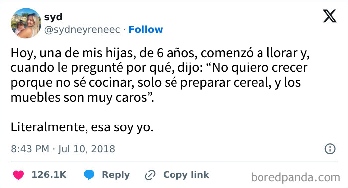 Tuit de una madre compartiendo la verdad de su hija de 6 años sobre crecer y aprender a cocinar, ejemplos de historias reales.