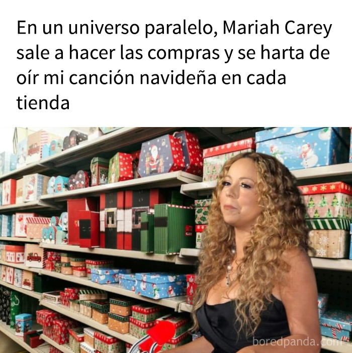 Mujer en tienda de regalos navideños con expresión cansada, meme divertido sobre Navidad y el ambiente festivo.