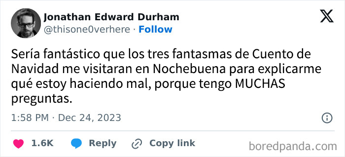 Tweet divertido sobre pedirle a tres fantasmas que expliquen qué se hace mal en Navidad, reflejando memes navideños graciosos.