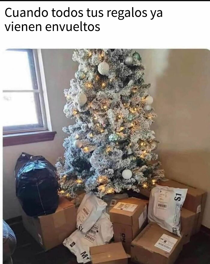 Árbol de Navidad con luces y memes divertidos sobre regalos ya envueltos para la temporada festiva alegre.
