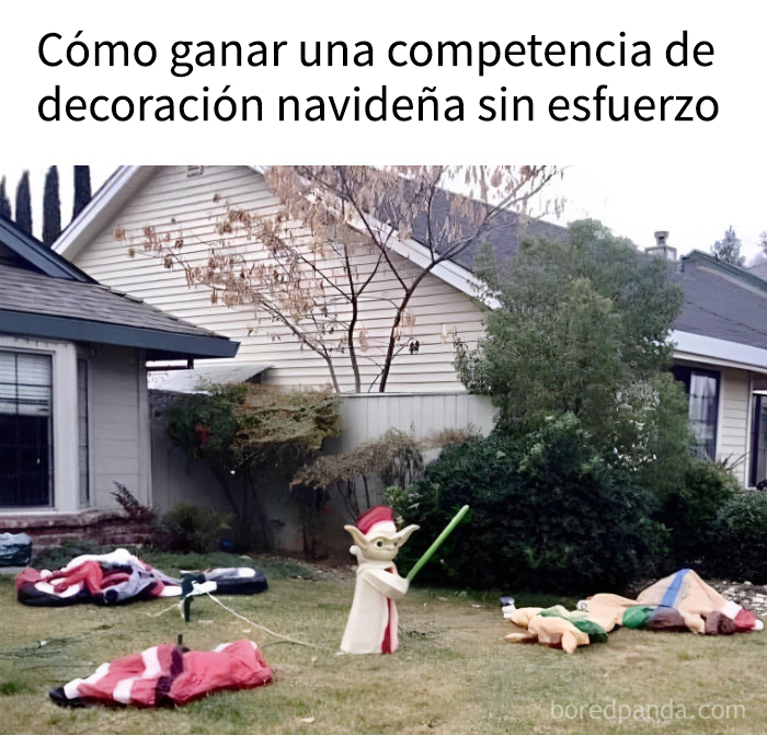 Decoración navideña divertida con muñeco de Yoda vestido de Santa y luces caídas en el jardín, memes graciosos de Navidad.