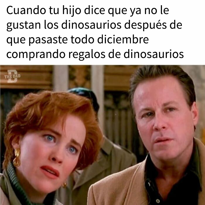 Madre y padre sorprendidos por comentarios de su hijo sobre regalos de dinosaurios en memes divertidos de Navidad.