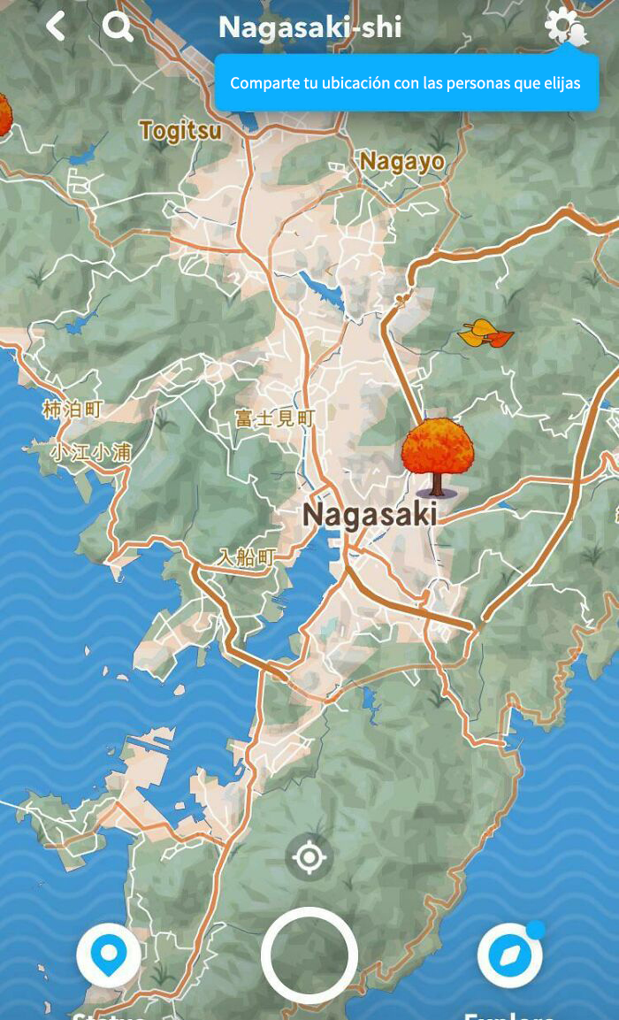 Mapa digital que muestra la ubicación de Nagasaki con iconos y opciones para compartir en redes sociales.