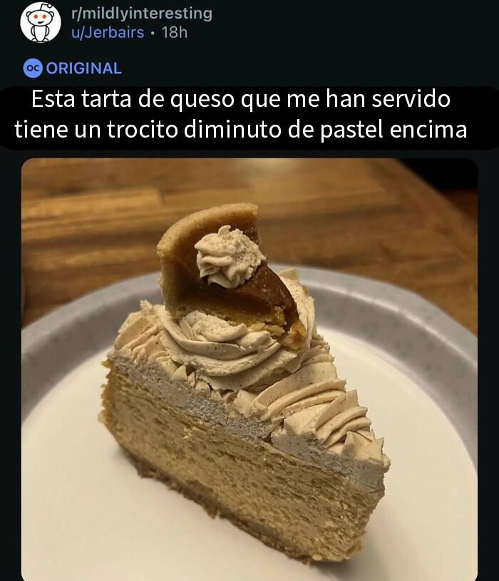 Porción de pastel con rebanada pequeña de pie encima, post divertido para ver en lugar de hacer otra cosa.