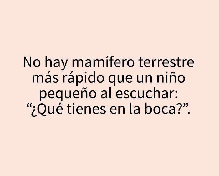 Meme divertido sobre crianza que destaca la velocidad de un niño pequeño al ocultar objetos en la boca.