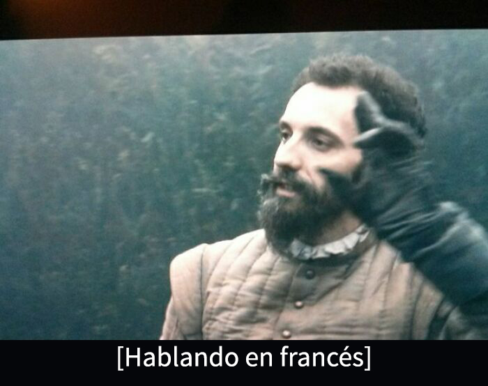 Hombre con barba y guantes negros tocándose la cabeza, imagen cómica de cosas inútiles que la gente encontró.