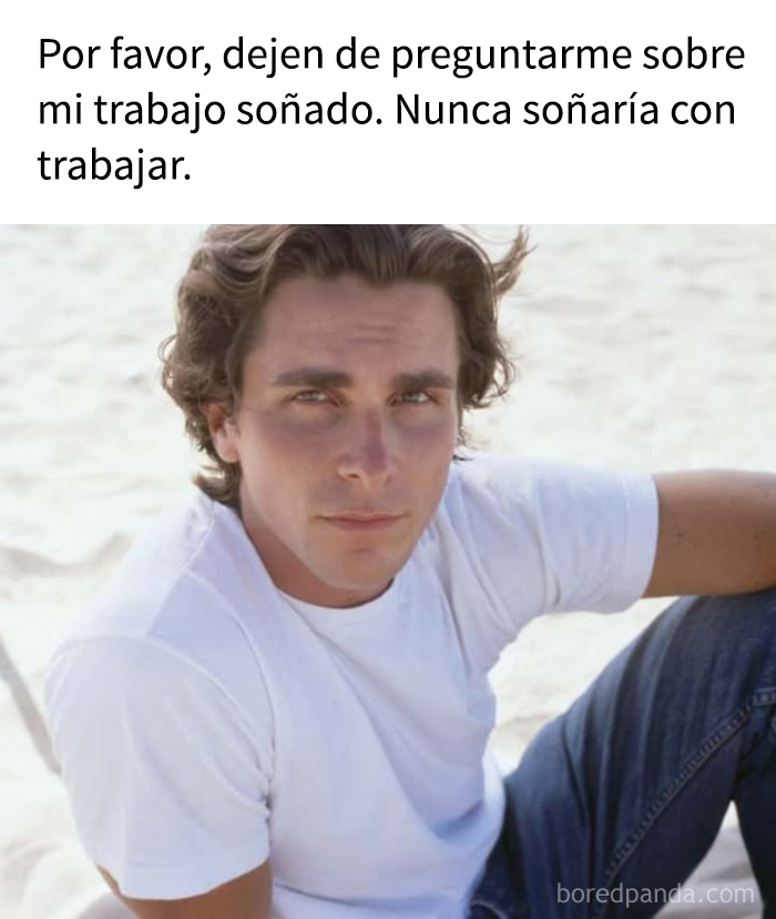 Hombre sentado en la playa con camiseta blanca, meme absurdo expresando rechazo a la idea de trabajar.