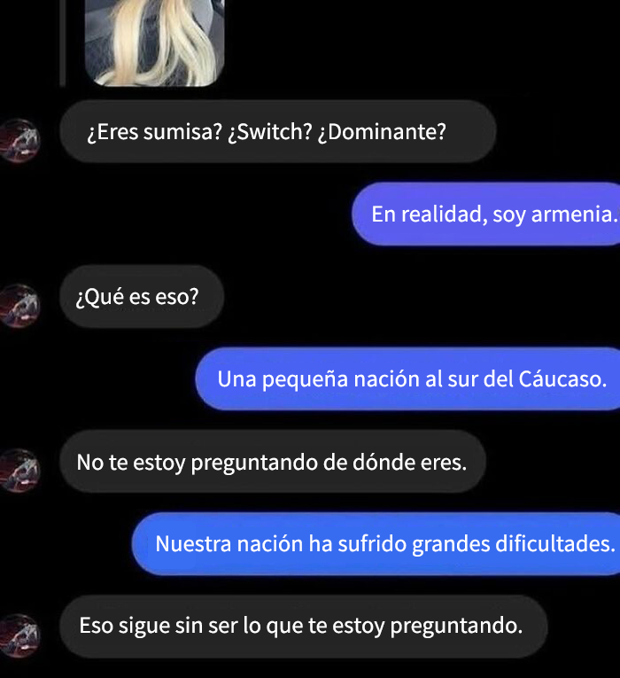 Conversación absurda en mensajes de texto que muestra incomunicación, ejemplo de memes borderline performance art.