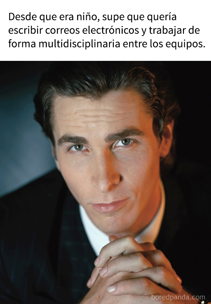 Hombre con expresión seria y manos juntas en un meme absurdo que bordea el arte performativo.