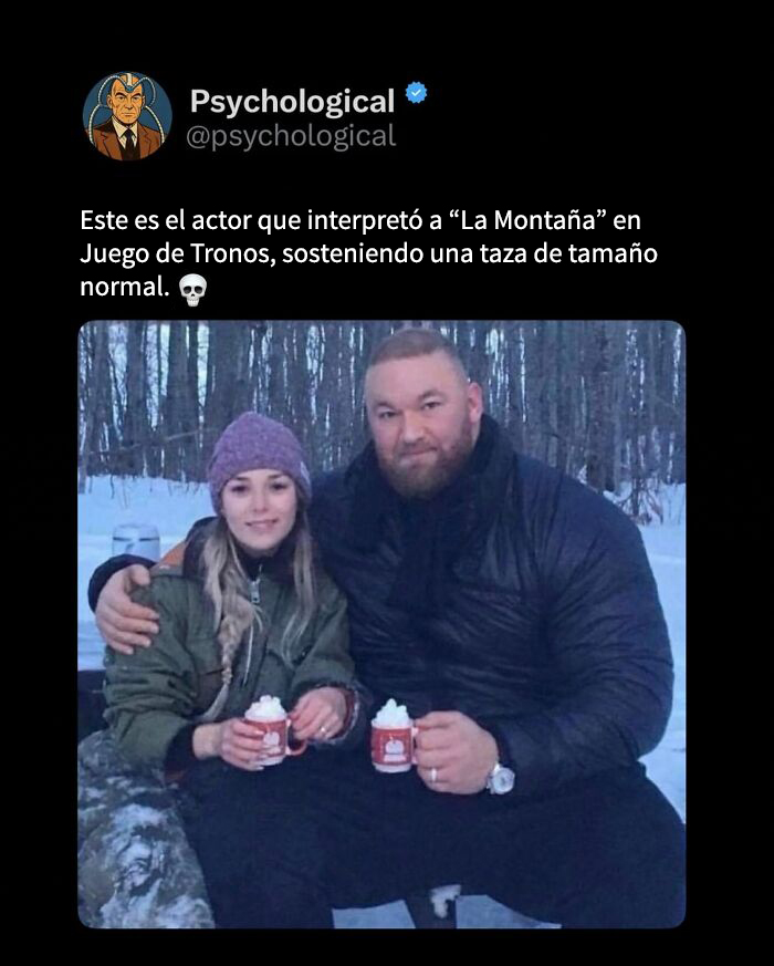 Hombre con chaqueta negra y mujer con gorro morado sentados con tazas en la nieve relacionados con bebidas energéticas.