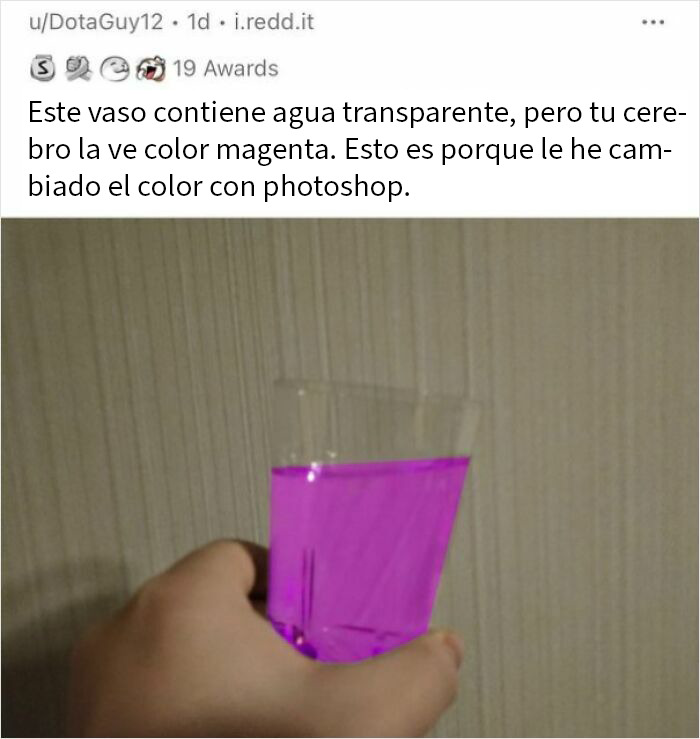 Vaso con agua clara que parece magenta debido a un cambio de color en Photoshop, ejemplo de acciones precisas y resultados divertidos.