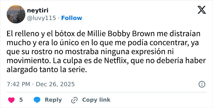 Captura de tweet criticando el aspecto de Millie Bobby Brown y la viralización de fotos de Stranger Things entre fans.