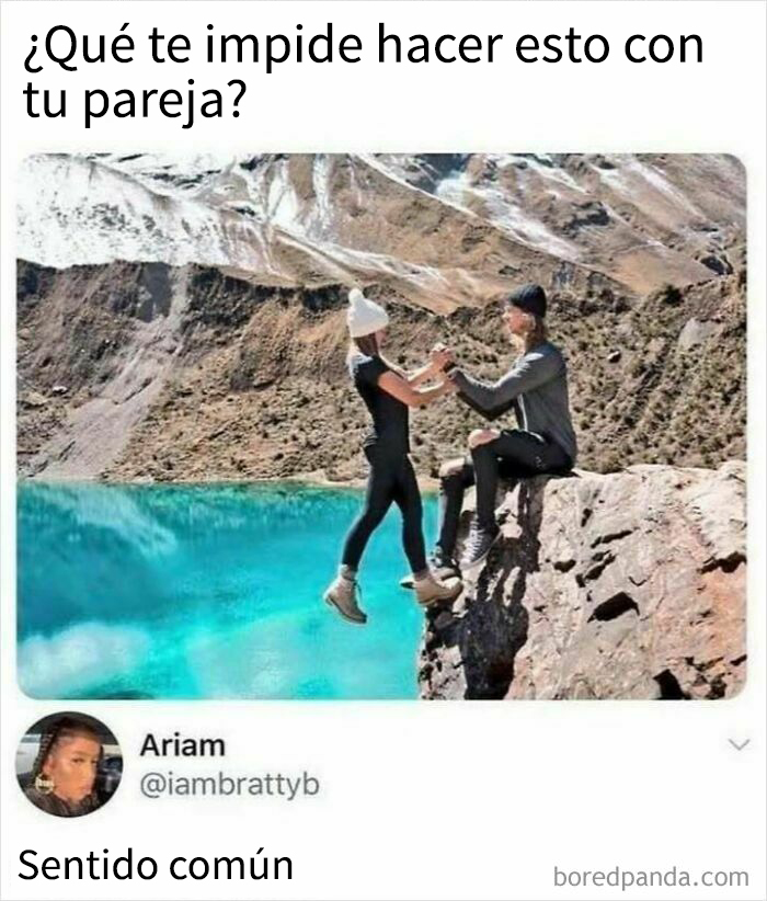 Pareja en acantilado con lago azul, mostrando memes que entregan dopamina instantánea en un entorno natural impresionante.
