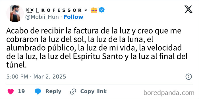 Tweet humorístico sobre el cobro excesivo en la factura de electricidad, ejemplificando memes que generan dopamina instantánea.