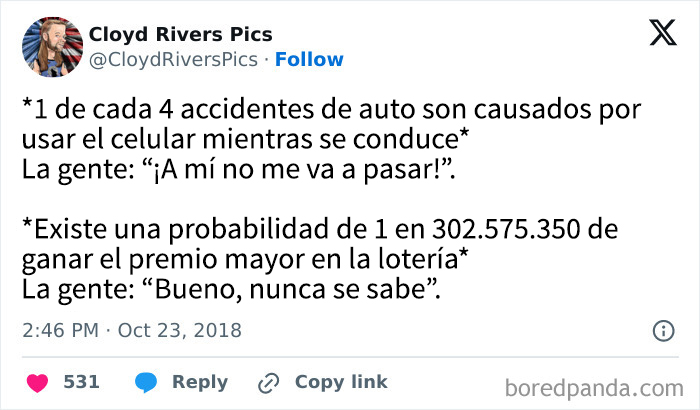 Tuit sobre accidentes de coche y probabilidades, ejemplo popular en memes que entregan dopamina instantánea.
