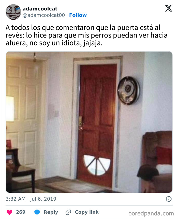 Perro mirando por puerta volteada con ventana para mascotas, meme divertido que genera dopamina instantánea.