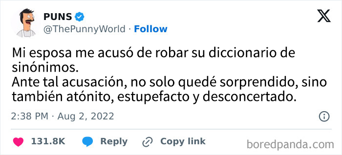 Tuit humorístico sobre un juego de palabras con un tesauro que genera risas y memes para dopamina instantánea.