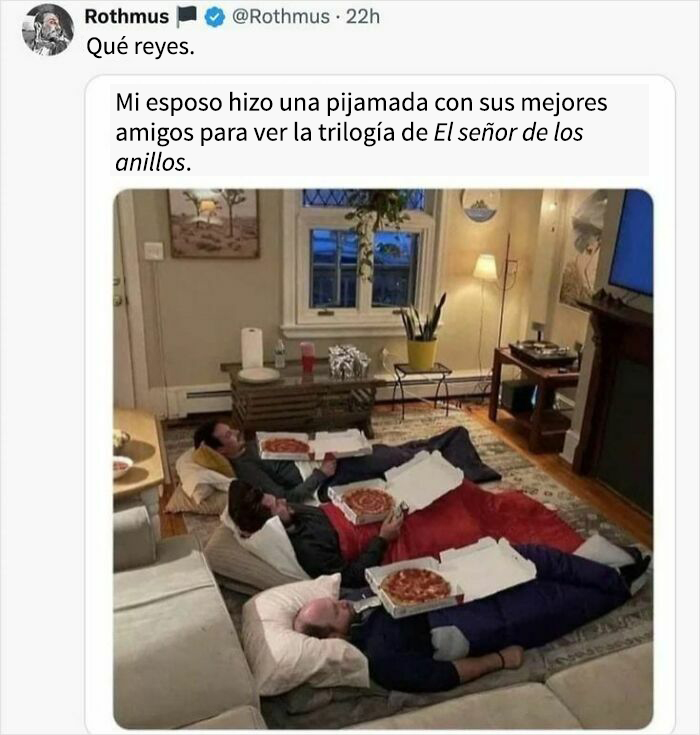 Hombres disfrutando una pijamada con amigos, viendo películas y comiendo pizza, meme amable para un mal día.