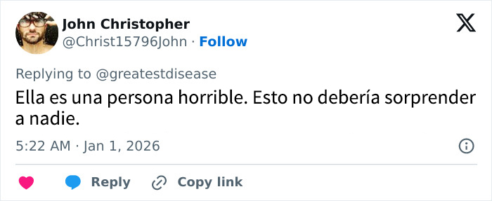Captura de tuit de un usuario criticando a una actriz tras un comentario transfóbico, texto: Ella es una persona horrible. Captura de tuit de un usuario criticando a una actriz tras un comentario transfóbico, texto: Ella es una persona horrible.