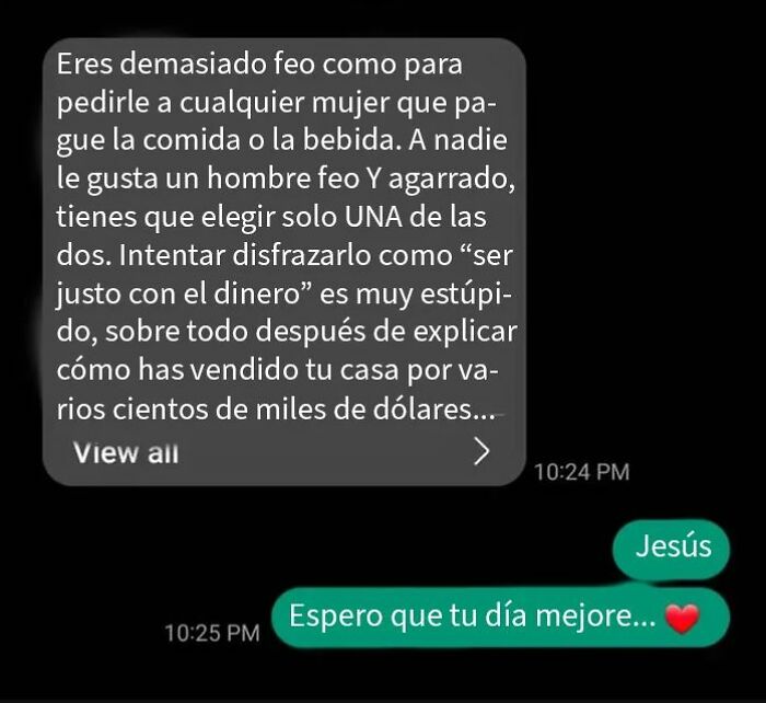 Captura de pantalla de mensaje ofensivo en conversación que muestra comportamiento delirante en realidad online.