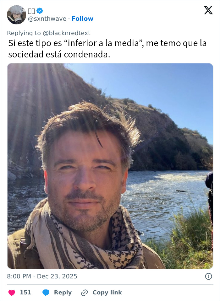 Hombre de 48 años al aire libre junto a río y colinas, galán adolescente de los 2000 troleado por su apariencia actual