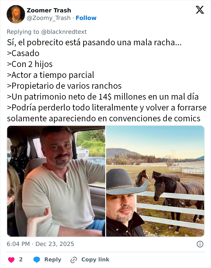 Hombre de 48 años, galán adolescente de los 2000, posando en carro y con sombrero cerca de caballos en rancho.