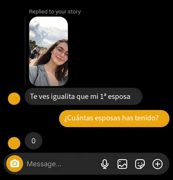Captura de pantalla de mensajes de texto divertidos con giros inesperados en conversaciones casuales y respuestas sorprendentes.