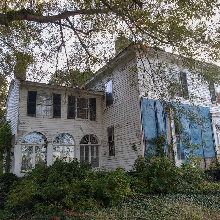 Esta casa solía pertenecer a un doctor, y encontré cosas inquietantes en ella (33 fotos)