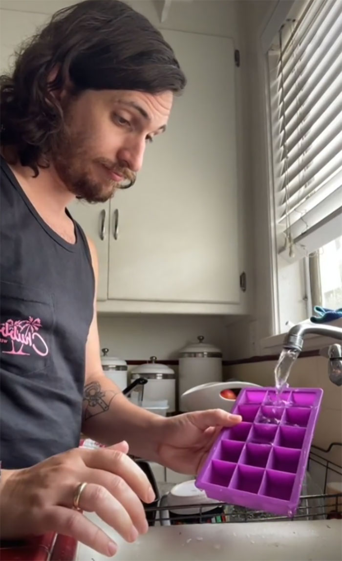 Cómo rellenar una cubitera: no la rellenes plana, rellénala en ángulo